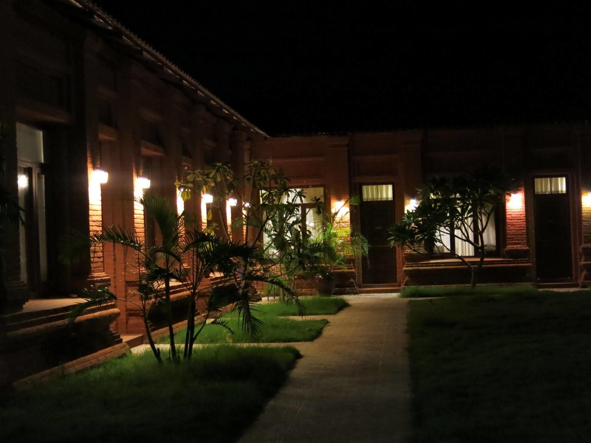 Manisanda Hotel Bagan Exterior photo